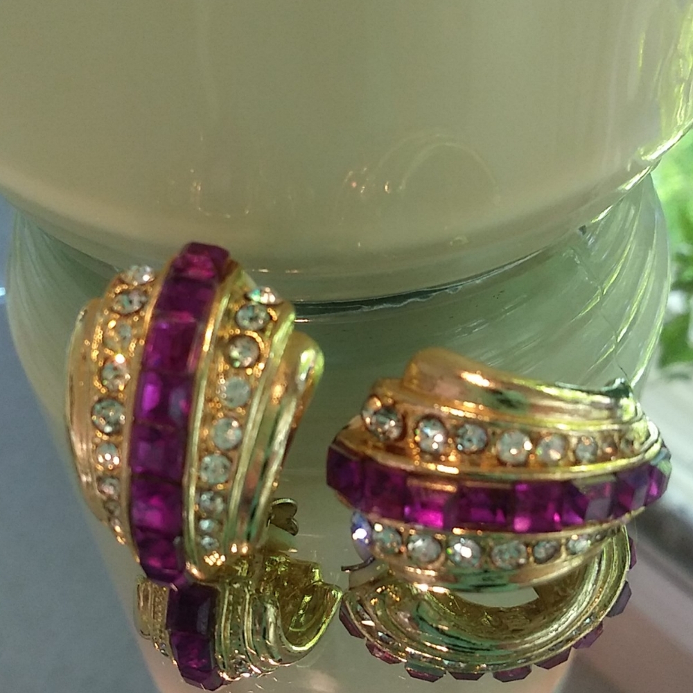 Vintage clip on earrings 💜